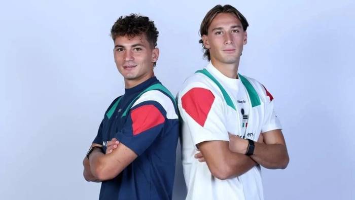 Sebastiano (trái) và Pio chụp ảnh cùng nhau trong đợt tập trung của tuyển Italy dịp cuối tháng 9/2026. Ảnh: FIGC