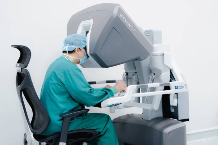 Bác sĩ Hùng đang điều khiển robot phẫu thuật cắt gan cho anh Minh. Ảnh: Bệnh viện Đa khoa Tâm Anh