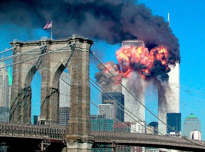 Trung tâm Thương mại Thế giới bốc cháy dữ dội trong vụ khủng bố 11/9/2001. Ảnh: Reuters