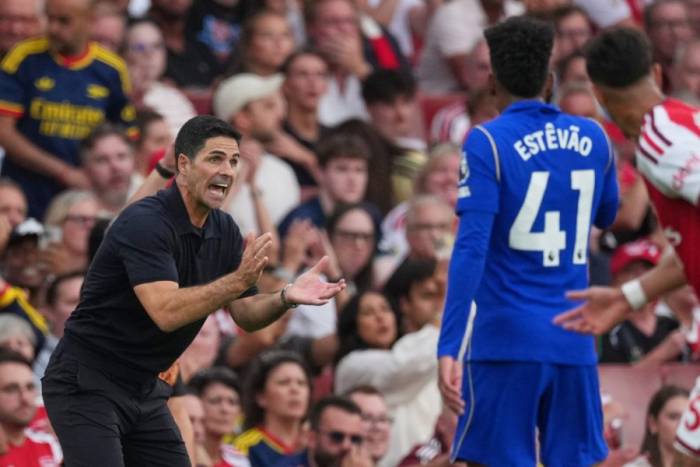 HLV Mikel Arteta (áo đen) chỉ đạo trong trận Arsenal thắng Chelsea 2-1 ở vòng ba Ngoại hạng Anh trên sân Emirates, London, Anh ngày 6/9/2026. Ảnh: AP