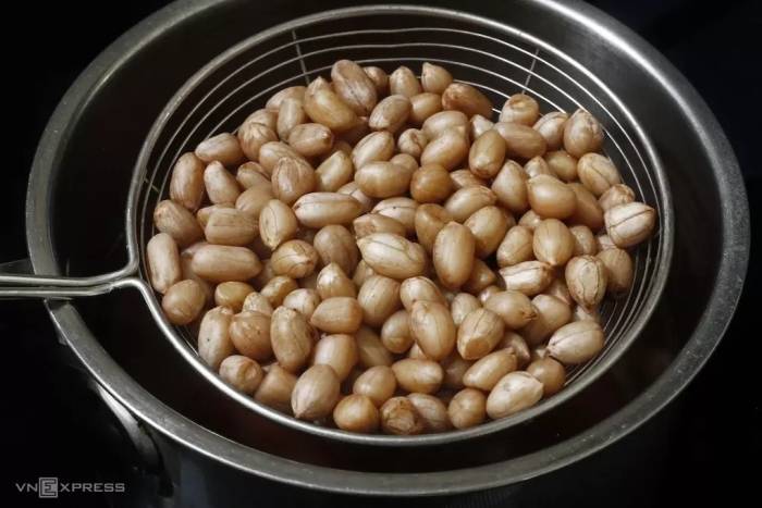Lạc giàu chất béo, protein tốt cho sức khỏe cơ bắp. Ảnh: Bùi Thủy