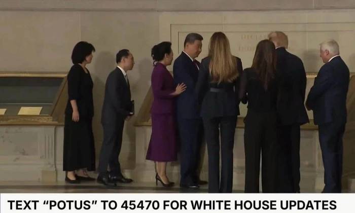 Sự tương phản trong cử chỉ dành cho vợ giữa ông Trump và ông Tập Cận Bình