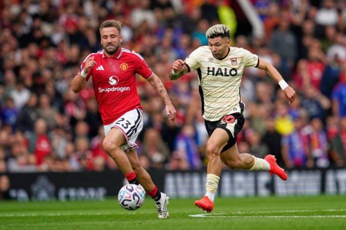 Luke Shaw (trái) tranh bóng với Julio Enciso trong trận Man Utd thắng Ipswich Town 5-2 ở vòng hai Ngoại hạng Anh trên sân Old Trafford, Manchester, Anh ngày 30/8/2026. Ảnh: AP