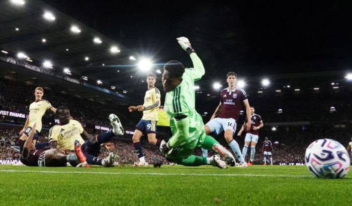 Bukayo Saka ghi bàn trong trận Aston Villa – Arsenal trên sân Villa Park, Birmingham, Anh ngày 31/8/2026. Ảnh: Reuters