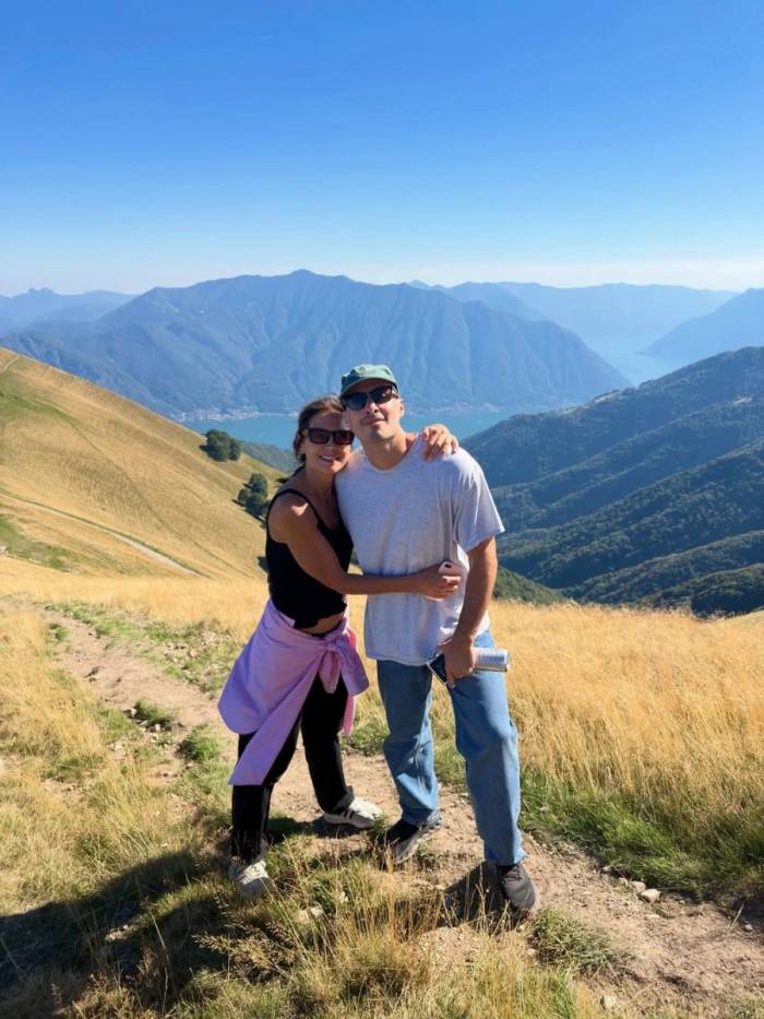 Cặp sao đi leo núi trong chuyến nghỉ mát ở Italy. Ảnh: Instagram Jason Bard Yarmosky