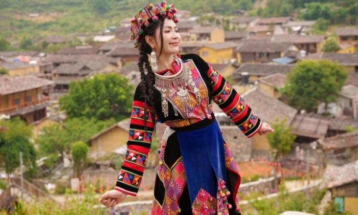 Duyên Quỳnh ra MV 'Việt Nam gấm vóc rạng ngời'