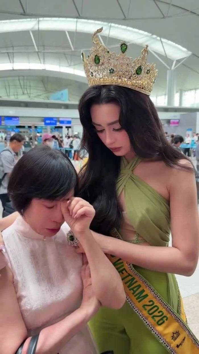 Mẹ Emoura Phạm khóc khi tiễn con lên đường thi Miss Grand International