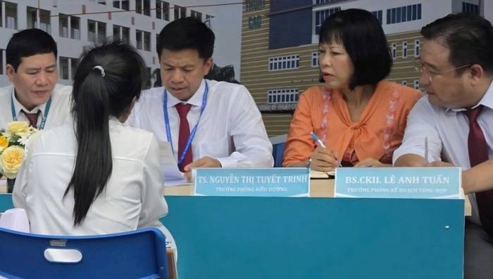 Bệnh viện Nhân dân 115 phỏng vấn tuyển dụng tại Ngày hội việc làm sáng 10/9. Ảnh: Lê Phương