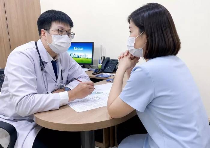 Bác sĩ Bệnh viện Đa khoa Tâm Anh quan sát da của bệnh nhân. Ảnh: Bệnh viện cung cấp