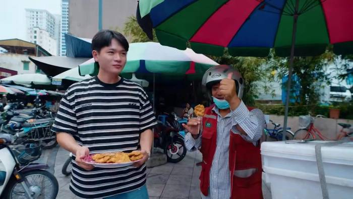 Đen, Tuấn Cry mời người đi đường chả mực giã tay