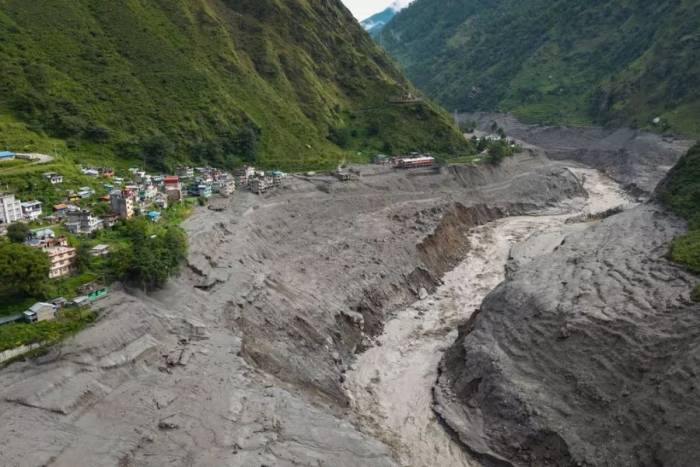 Làng Syabrubesi thuộc huyện Rasuwa, Nepal, ven sông Trishuli sau trận lũ quét gần biên giới Nepal-Trung Quốc, ngày 31/8. Ảnh: AFP