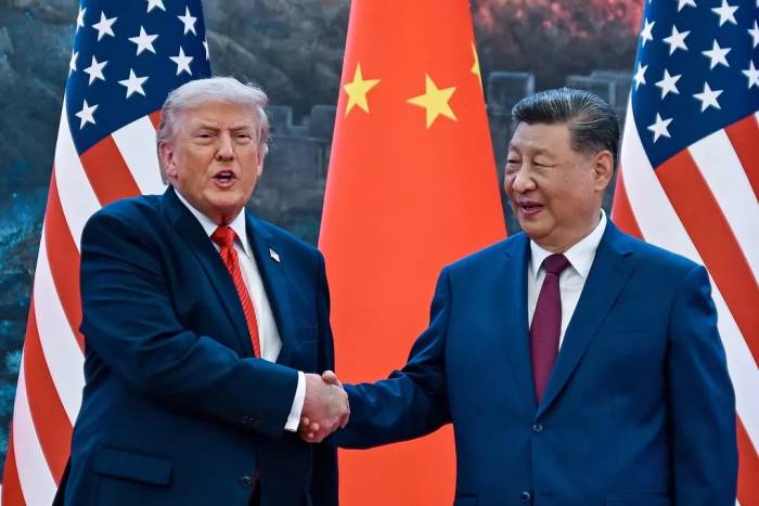 Tổng thống Mỹ Donald Trump (trái) và Chủ tịch Trung Quốc Tập Cận Bình tại Đại lễ đường Nhân dân ở Bắc Kinh hồi tháng 5. Ảnh: AFP