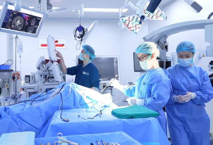Bác sĩ Tùng (giữa) phẫu thuật cho anh Vượng. Ảnh: Bệnh viện cung cấp