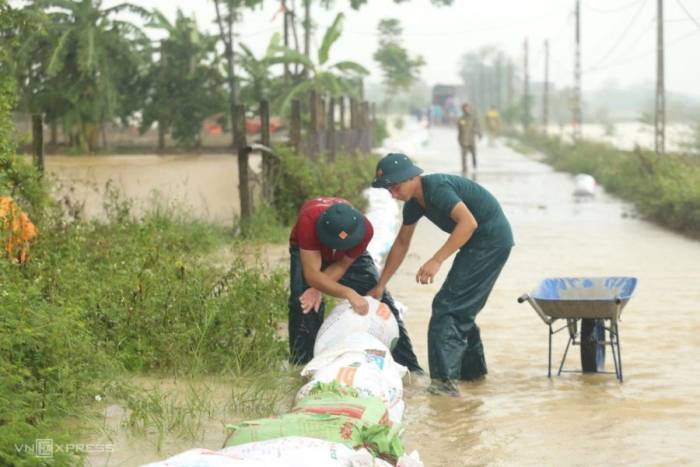 Các lực lượng đắp đê Bùi ở xã Xuân Mai, Hà Nội ngày 17/9. Ảnh: Gia Chính