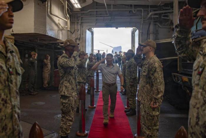 Quyền Bộ trưởng Hải quân Mỹ Hùng Cao thăm tàu đổ bộ tấn công USS Makin Island ngày 7/8 tại San Diego. Ảnh: Hải quân Mỹ