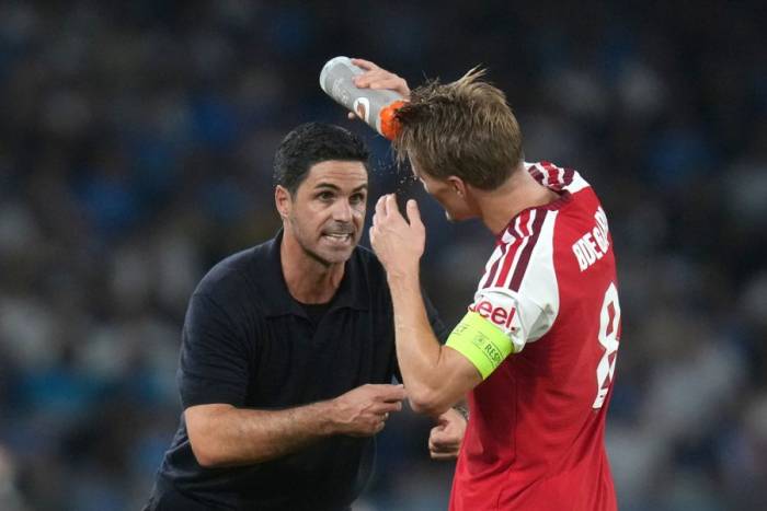 HLV Mikel Arteta chỉ đạo Martin Odegaard trong trận Arsenal thắng Napoli 1-0 ở lượt đầu vòng phân hạng Champions League trên sân Diego Armando Maradona, Napoli, Italy ngày 9/9/2026. Ảnh: AP
