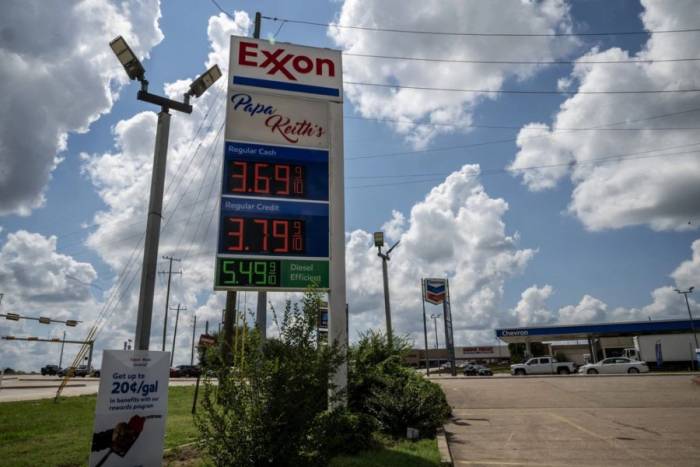 Bảng giá tại một cây xăng ở Huntsville, Texas, ngày 8/9. Ảnh: AFP