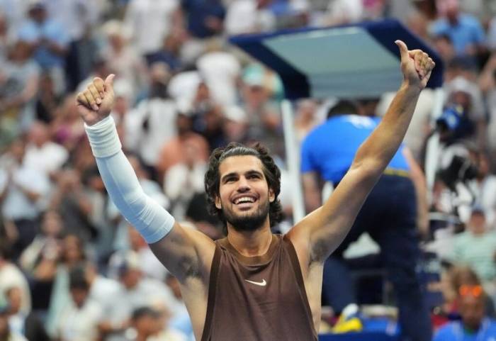 Carlos Alcaraz mừng chiến thắng khi hạ Roman Safiullin 6-4, 6-4, 6-4 ở vòng một Mỹ Mở rộng tại New York ngày 31/8/2026, sau 139 ngày nghỉ thi đấu vì chấn thương cổ tay. Ảnh: Reuters