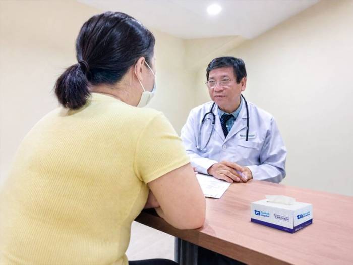 Bác sĩ Hoàng tư vấn giảm cân cho chị Khanh. Ảnh: Bệnh viện Đa khoa Tâm Anh