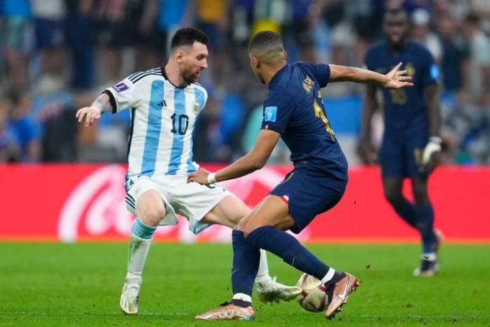 Lionel Messi và Kylian Mbappe (phải) trong trận Argentina – Pháp ở chung kết World Cup 2022 trên sân Lusail, Qatar ngày 18/12/2022. Ảnh: AP