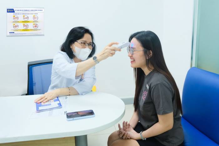 Người trẻ khám sàng lọc trước tiêm vaccine tại Hệ thống Tiêm chủng VNVC, chuẩn bị hành trang sức khỏe cho tương lai. Ảnh: Hoàng Dương