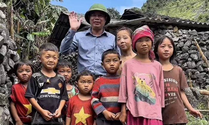 Ông Phạm Đức Nam, 52 tuổi, Chủ tịch UBND xã Đồng Văn, đang quay video cùng dân bản, tháng 9/20206. Ảnh: Nhân vật cung cấp