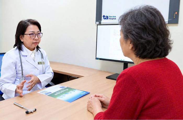 Bác sĩ Minh Trung đang hướng dẫn các câu hỏi về nhận thức cho bà Nhung. Ảnh: Bệnh viện Đa khoa Tâm Anh
