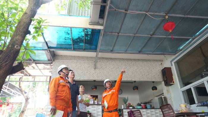 Nhân viên hướng dẫn người dân nhận diện nguy cơ mất an toàn trong hệ thống điện gia đình. Ảnh: EVNHCMC