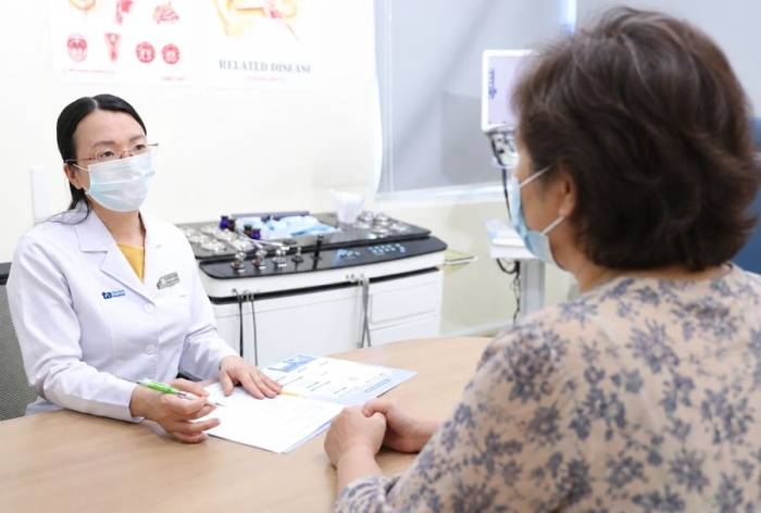 Bác sĩ Hằng đang tư vấn cho bà Sự. Ảnh: Bệnh viện Đa khoa Tâm Anh