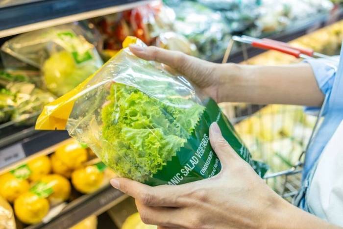 Người tiêu dùng chọn mua rau diếp trong một siêu thị ở Mỹ. Ảnh: USA Today
