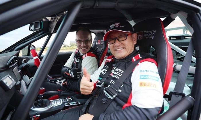 Ông Akio Toyoda (phải) trong một sự kiện lái xe đua của hãng. Ảnh: Toyota