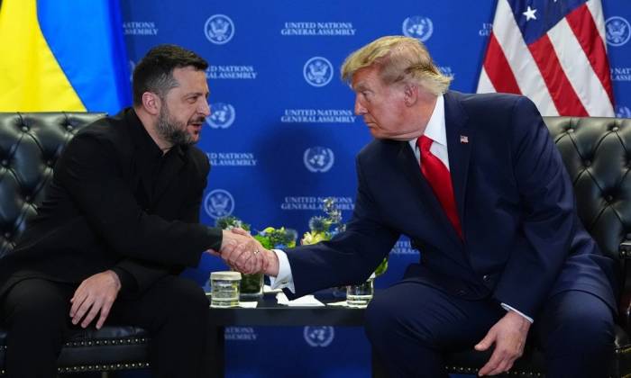 Tổng thống Mỹ Donald Trump gặp Tổng thống Ukraine Volodymyr Zelensky bên lề cuộc họp của Đại hội đồng Liên Hợp Quốc hôm 22/9. Ảnh: AP