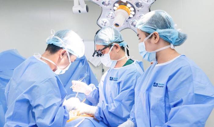 Bác sĩ Dũng (giữa) cùng êkíp Ngoại Lồng ngực - Mạch máu phẫu thuật Hybrid 2 trong 1 tái thông động mạch chi dưới cho bệnh nhân. Ảnh: Bệnh viện Đa khoa Tâm Anh