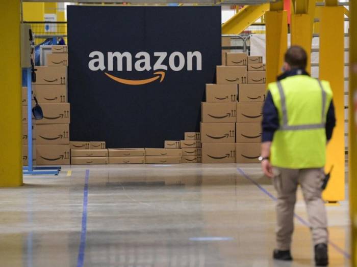 Một nhân viên kho hàng của Amazon. Ảnh: France24