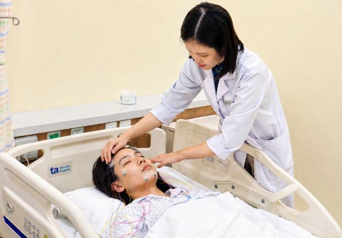 Bác sĩ đang gắn điện cực để đo đa ký giấc ngủ cho người bệnh. Ảnh: Bệnh viện Đa khoa Tâm Anh