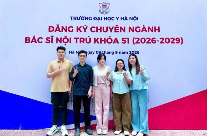 Hiếu (bìa trái) trong ngày đăng ký chuyên ngành bác sĩ nội trú ở Đại học Y Hà Nội hôm 9/9. Ảnh: Nhân vật cung cấp