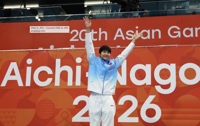 Yu Zidi ăn mừng trên bục nhận huy chương sau khi về nhất chung kết nội dung 200m bướm nữ. Ảnh: Reuters