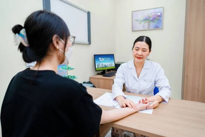 Bác sĩ Hải đang khám cho người bệnh. Ảnh minh họa: Bệnh viện Đa khoa Tâm Anh