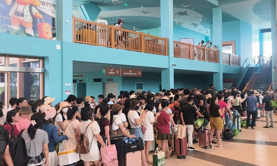Hàng dài người xếp hàng chờ lên cáp treo Cát Bà về đất liền ngày 13/9. Ảnh: NVCC