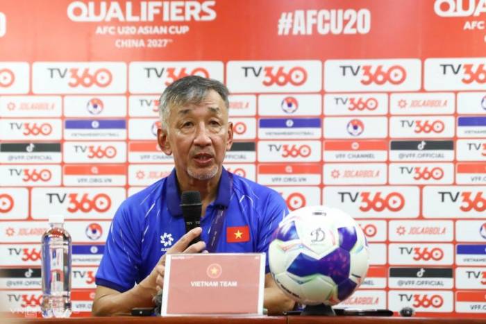 HLV người Nhật Bản Yutaka Ikeuchi của Việt Nam dự họp báo sau trận thua Triều Tiên 0-3 ở lượt ra quân bảng C vòng loại U20 châu Á 2027, trên sân Việt Trì, Phú Thọ ngày 31/8/2026. Ảnh: VFF