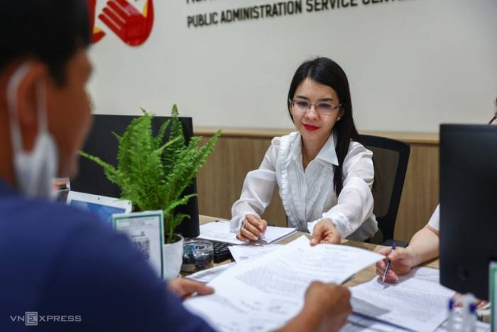 Cán bộ giải quyết thủ tục hành chính cho người dân tại Trung tâm hành chính công phường Thủ Đức, TP HCM. Ảnh: Quỳnh Trần