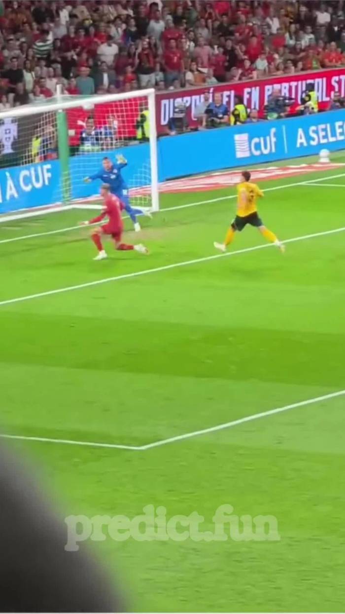 Ronaldo đệm vọt xà ngay trước cầu môn