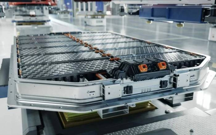 Một bộ pin trên dây chuyền lắp ráp. Ảnh: Bestmag