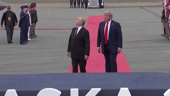 Ông Trump và ông Trump ngước nhìn các máy bay biểu diễn