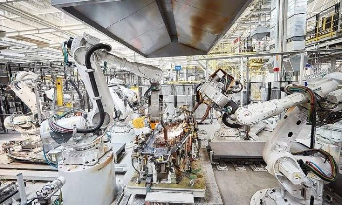 Robot công nghiệp hàn linh kiện ôtô. Ảnh: Liên đoàn Robot Quốc tế
