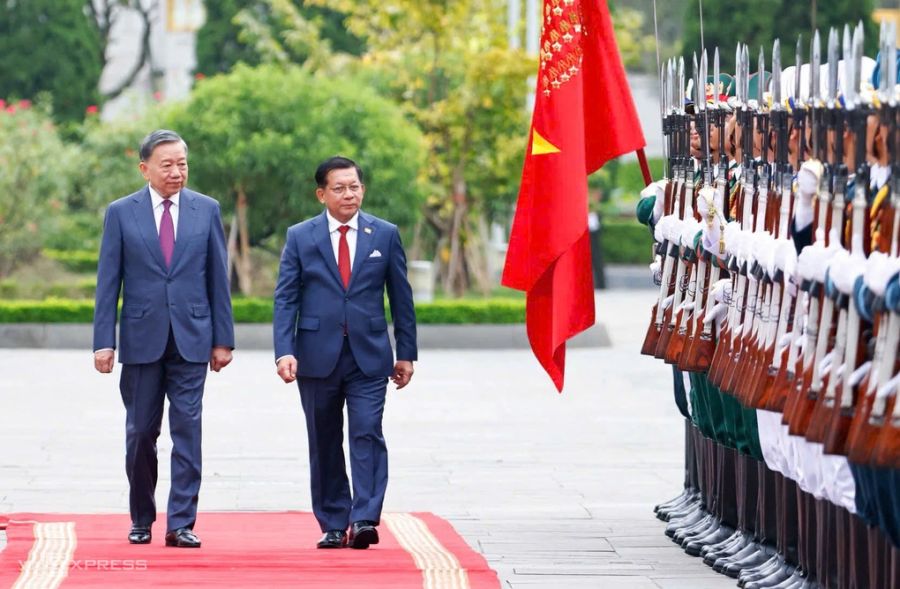 Tổng Bí thư, Chủ tịch nước Tô Lâm và Tổng thống Myanmar Min Aung Hlaing duyệt đội danh dự. Ảnh: Giang Huy