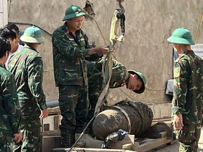 Quả bom nặng 300 kg được công binh xử lý an toàn. Ảnh: Lê Tân