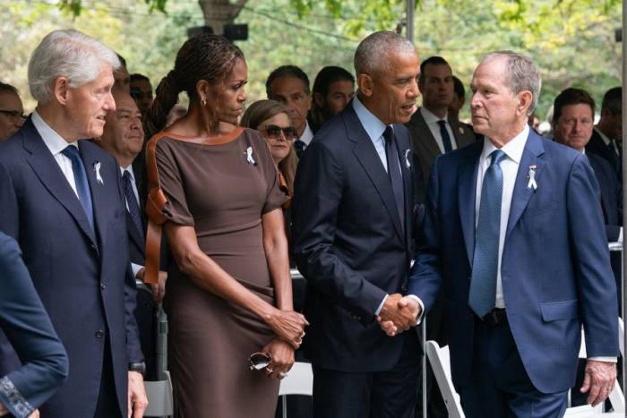 Từ trái qua phải: Cựu tổng thống Bill Clinton, cựu đệ nhất phu nhân Michelle Obama, cựu tổng thống Barack Obama và cựu tổng thống George W. Bush dự lễ tưởng niệm 25 năm vụ khủng bố 11/9 tại New York hôm 11/9. Ảnh: AFP