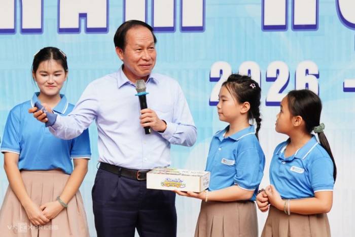 Đáp lại phần quà của Phó thủ tướng, các em học sinh Trường Hy Vọng tặng nến thơm, xà bông thủ công, khăn tay. Ảnh: Nguyễn Đông