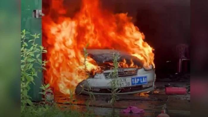 Ôtô tập lái cháy ngùn ngụt trong gara